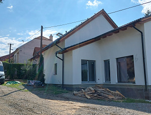 Zateplení stropu novostavby rodinného domu pomocí foukané izolace